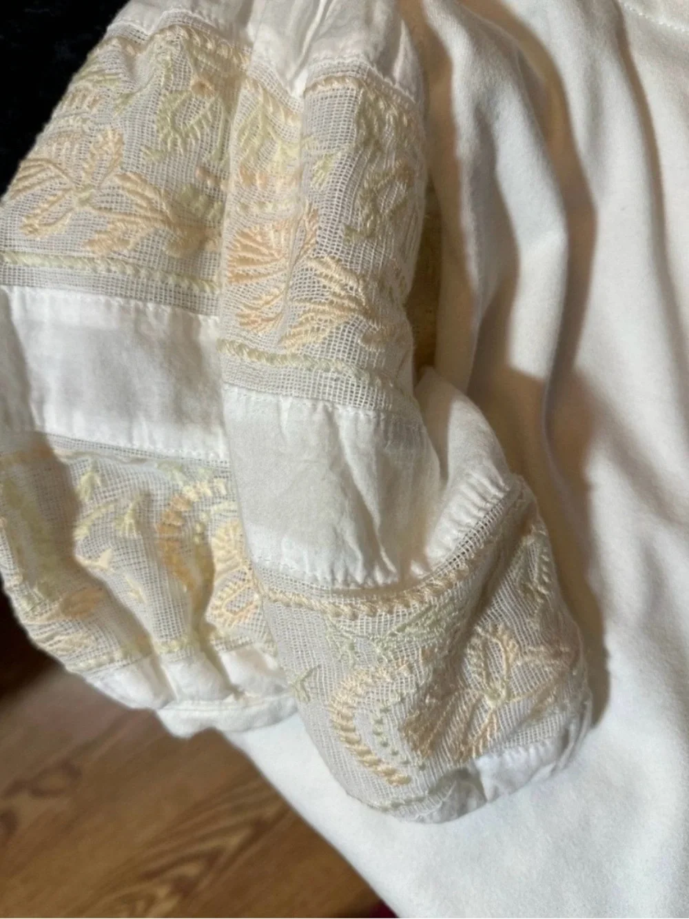 Free People White Off-Shoulder Embroidered Puff Sleeve Top size Medium